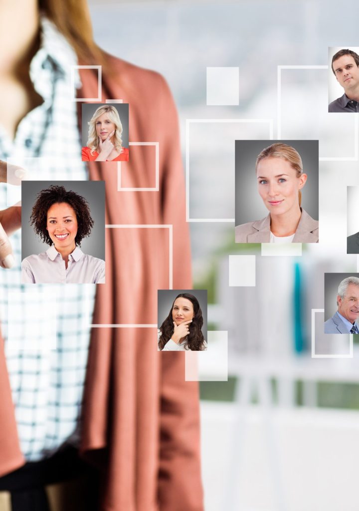 mulher-que-seleciona-imagens-de-pessoas