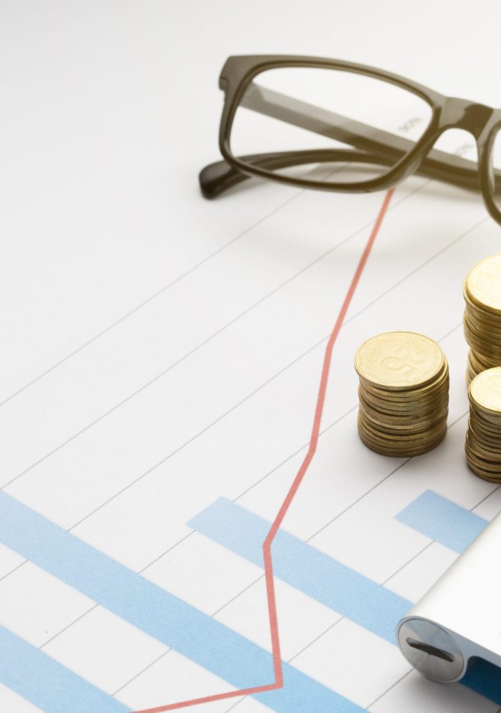 pilha-de-moedas-perto-de-oculos